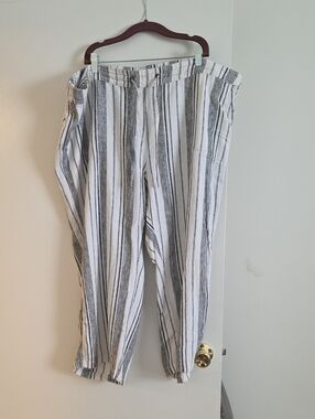 Per Se Women's Striped Capris in White and Gray